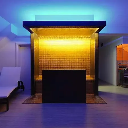 V8 Hotel *